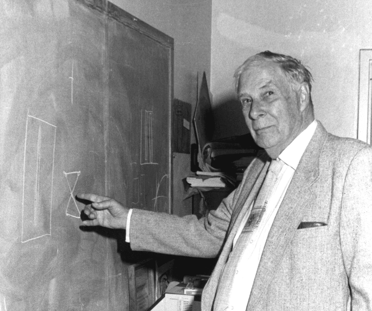 Hamming in his NPS office. Image via ACM.org.